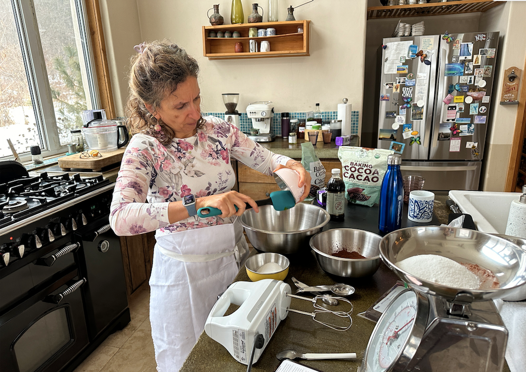 ibai at home cooking in the kitchen