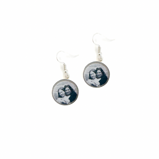 Personalized circular photo earrings made from your cherished photos. A meaningful gift for moms, friends, or loved ones.